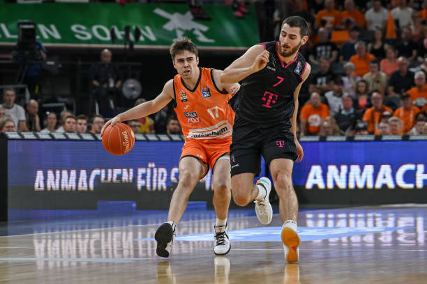 西蒙斯很可 西蒙斯很可