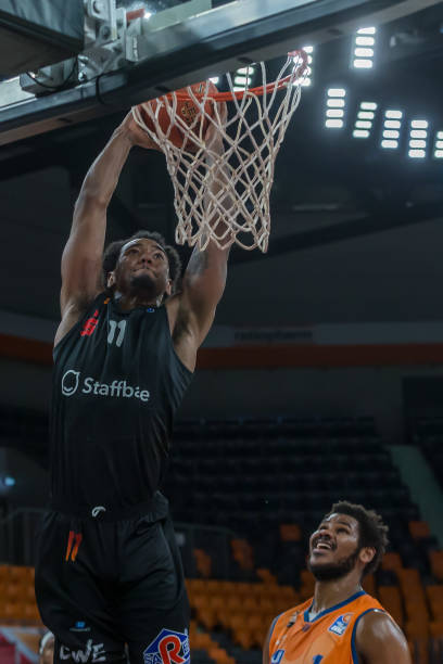 【NFL动态】红雀跑卫迈克尔-卡特为队友凯勒-穆雷的职业态度辩护