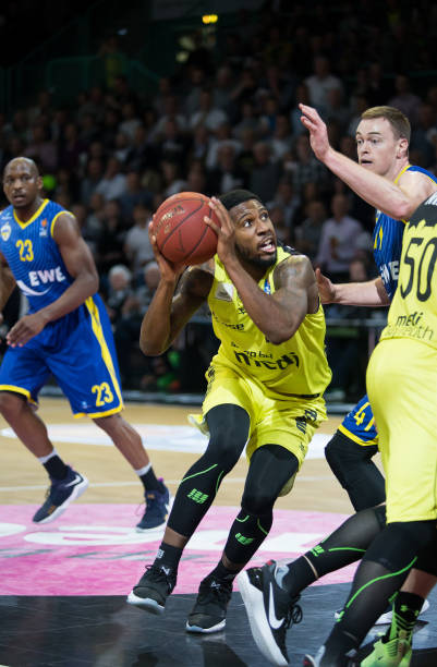 盘点最经典的篮球战术布置（经典篮球战术布置全解析）